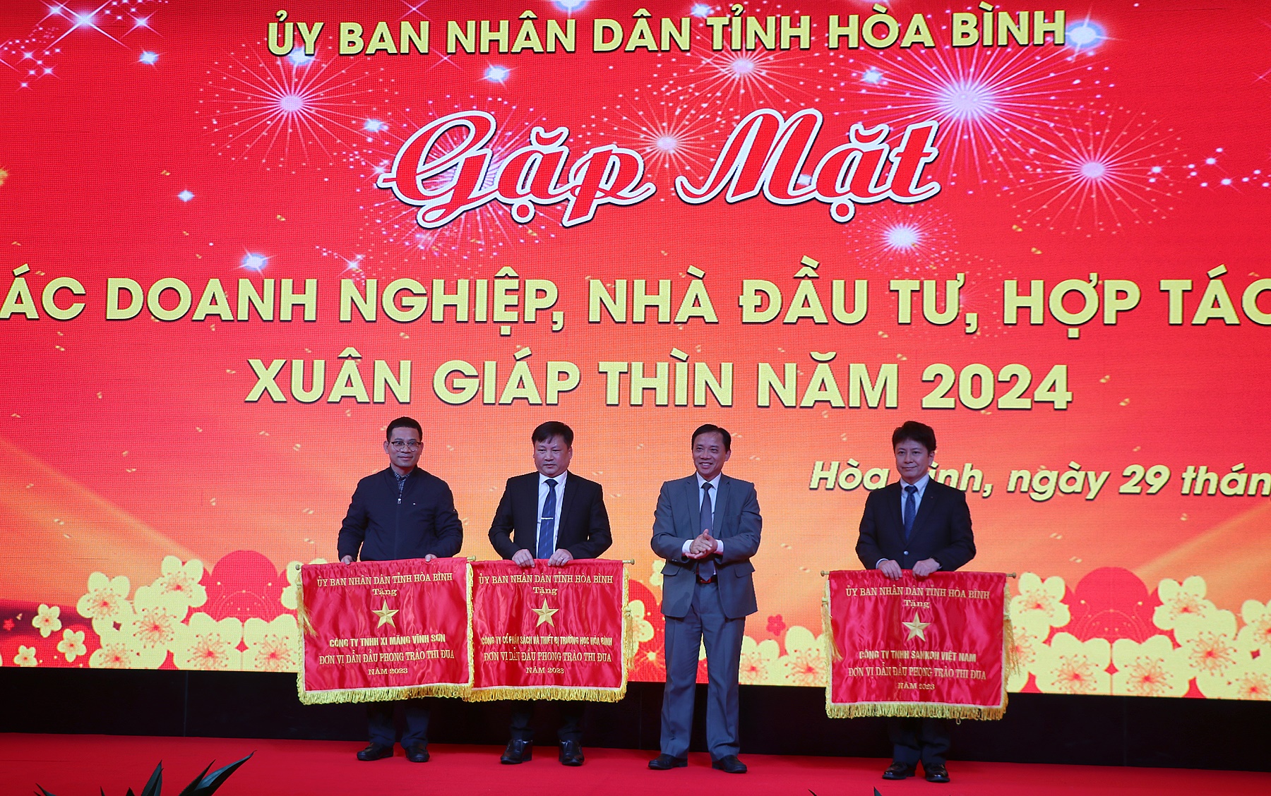 Đồng chí Bùi Văn Khánh, Phó Bí thư Tỉnh ủy. Chủ tịch UBND tỉnh trao Cờ thi đua cho 3 doanh nghiệp tiêu biểu xuất sắc, dẫn đầu trong Phong trào thi đua yêu nước năm 2023.