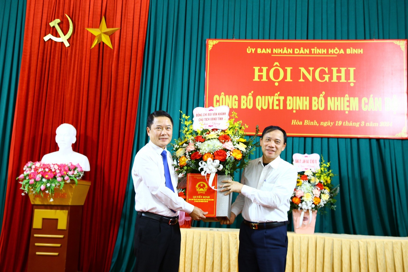 Đồng chí Bùi Văn Khánh, Phó Bí thư Tỉnh ủy, Chủ tịch UBND tỉnh trao Quyết định và tặng hoa chúc mừng đồng chí Bùi Ngọc Đại, Phó Giám đốc Sở Nội vụ.