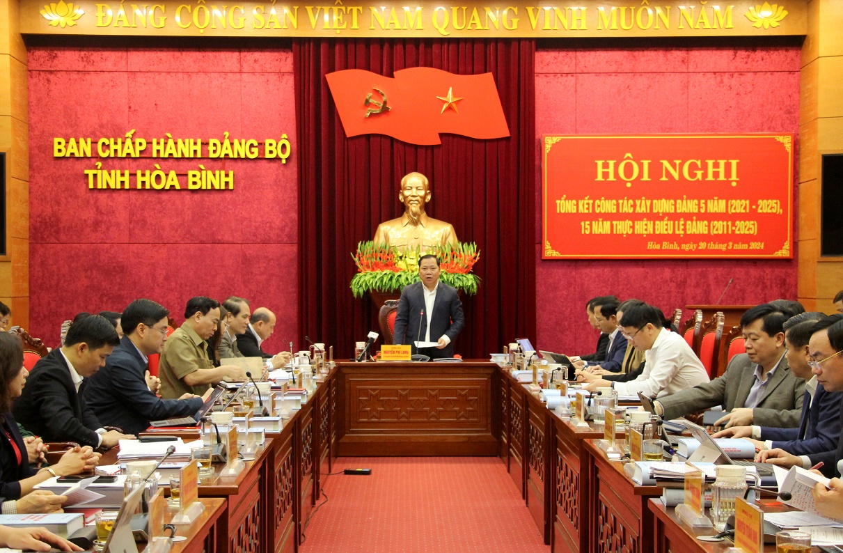 Đồng chí Nguyễn Phi Long, Bí thư Tỉnh ủy phát biểu kết luận hội nghị