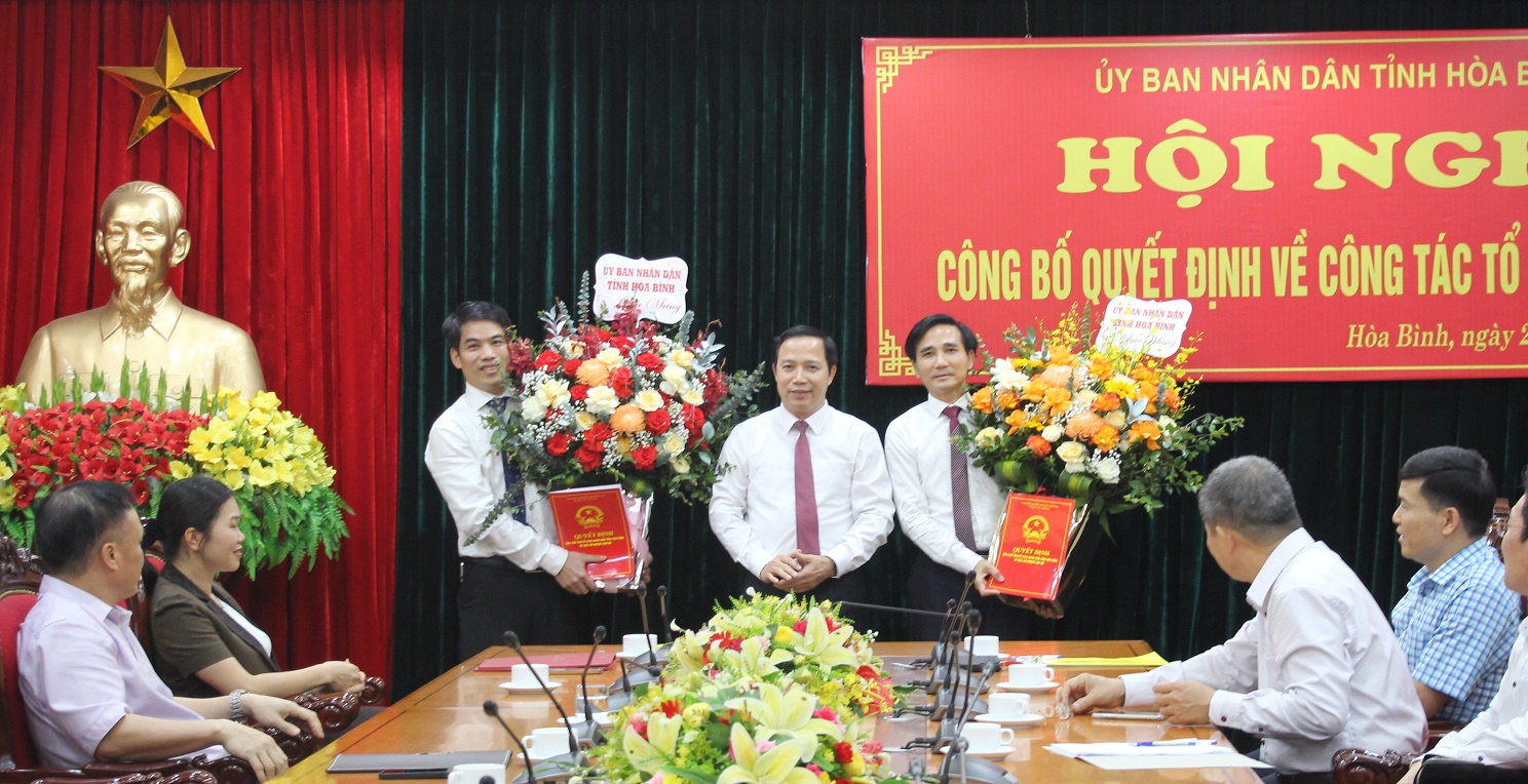 Đồng chí Nguyễn Văn Toàn, Phó Chủ tịch Thường trực Ủy ban nhân dân tỉnh trao quyết định bổ nhiệm và tặng hoa hai đồng chí tân Phó Giám đốc