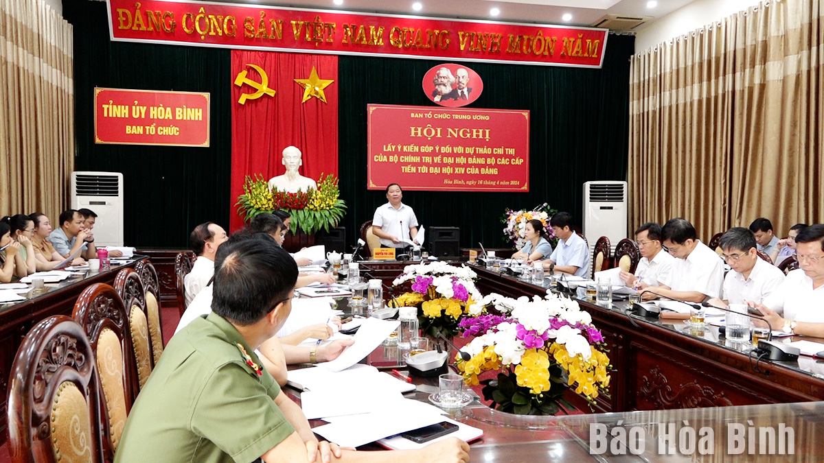 Đồng chí Nguyễn Phi Long, Ủy viên dự khuyết Ban Chấp hành Trung ương Đảng, Bí thư Tỉnh ủy phát biểu, đóng góp ý kiến tại hội nghị.