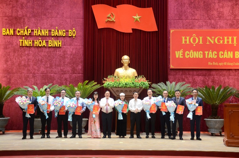 Đồng chí Nguyễn Phi Long, Bí thư Tỉnh ủy, Bùi Văn Khánh, Chủ tịch UBND tỉnh trao quyết định và tặng hoa chúc mừng các đồng chí được điều động, phân công
