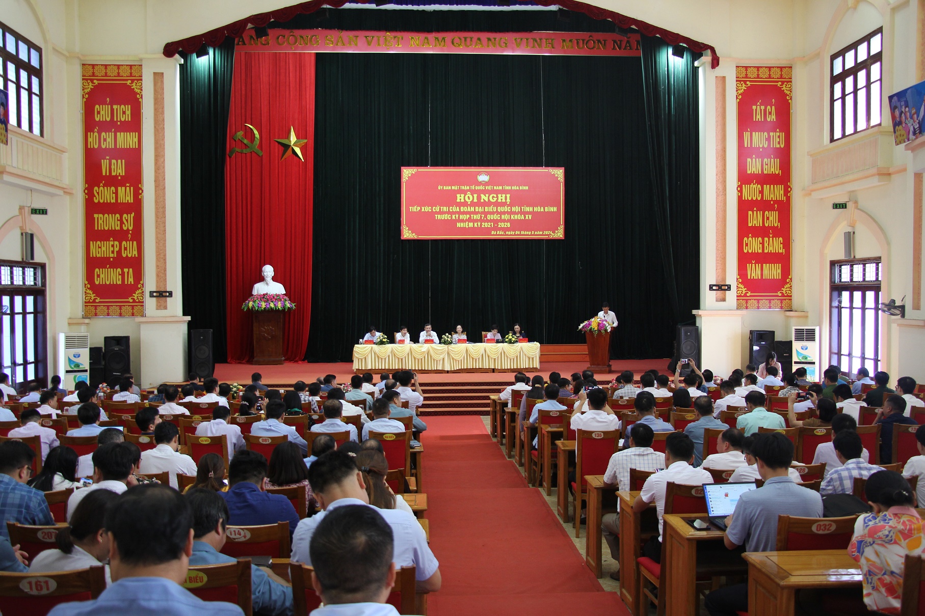 Toàn cảnh Hội nghị tiếp xúc cử tri tại huyện Đà Bắc