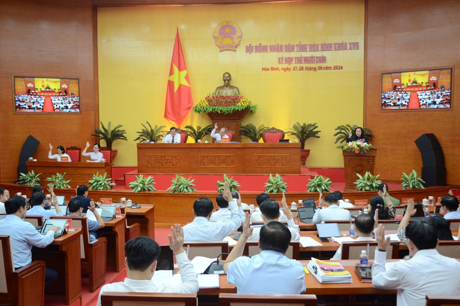 Các đại biểu HĐND tỉnh biểu quyết thông qua các nghị quyết tại kỳ họp