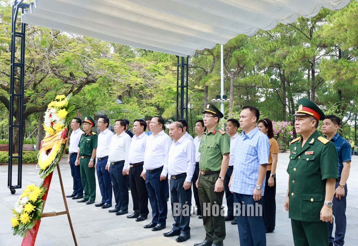Đoàn đại biểu lãnh đạo tỉnh Hòa Bình dâng hương, dâng hoa tri ân, tưởng niệm các anh hùng liệt sỹ hi sinh trên tuyến đường Trường Sơn trong cuộc kháng chiến chống Mỹ cứu nước.