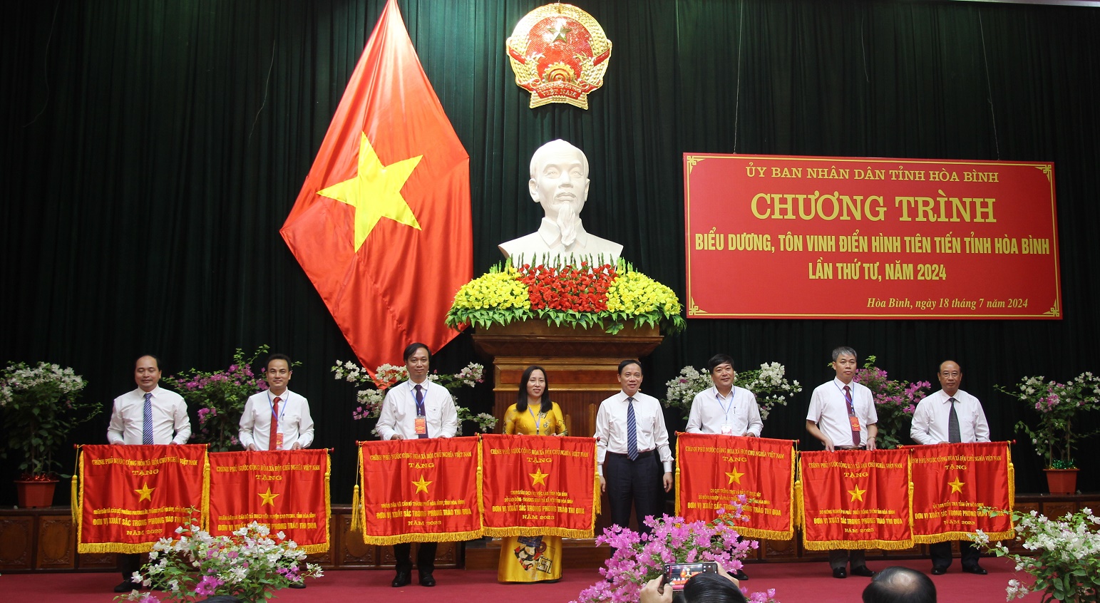Đồng chí Bùi Văn Khánh, Phó Bí thư Tỉnh ủy, Chủ tịch UBND tỉnh trao Cờ thi đua của Thủ tướng Chính phủ cho các tập thể