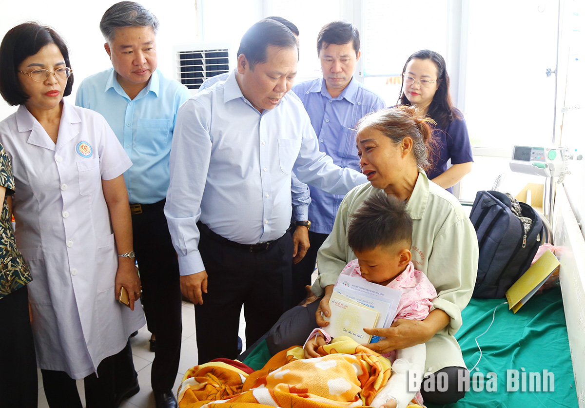 Đồng chí Nguyễn Phi Long, Ủy viên dự khuyết Ban Chấp hành Trung ương Đảng, Bí thư Tỉnh ủy và đoàn công tác thăm cháu Dương Nguyễn Tiến Đạt đang được điều trị tích cực tại Bệnh viện Đa khoa tỉnh Hoà Bình.